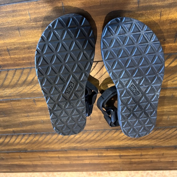 Teva Women's Size 6 Sandals Gently Worn Once - Picture 2 of 3